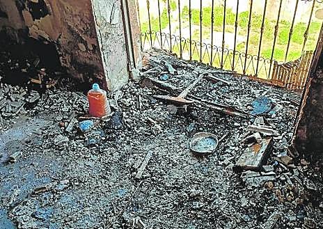 Imagen secundaria 1 - Interior de la vivienda. Un policía local de paisano precinta el edificio. 