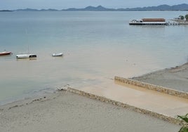 Uno de los últimos vertidos de agua y arrastres al Mar Menor en mayo, desde Los Alcázares.