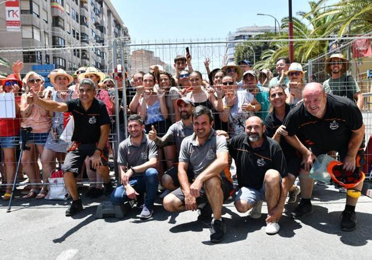 Hermanos Ferrández posan con el público tras la mascletà en Luceros.