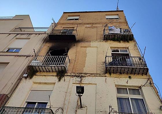 Estado de la fachada de la vivienda en la que se produjo el incendio.