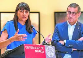 María González Veracruz y José Luján, ayer, en la UMU.