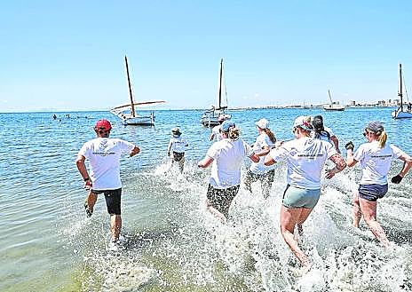 Imagen secundaria 1 - Un grupo de tripulantes corren desde la orilla para embarcarse. Un momento de la primera regata del circuito 2023, el domingo.