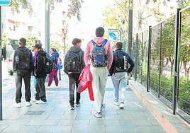 Jóvenes, a la salida de clase de un instituto, en una imagen de archivo.