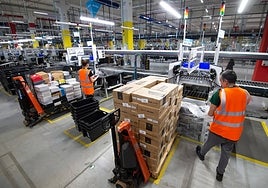 Trabajadores en el centro de logística de Amazon Murcia a finales de abril.
