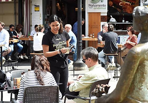 Una camarera atiende a unos clientes en un bar de Murcia, en una imagen de archivo.