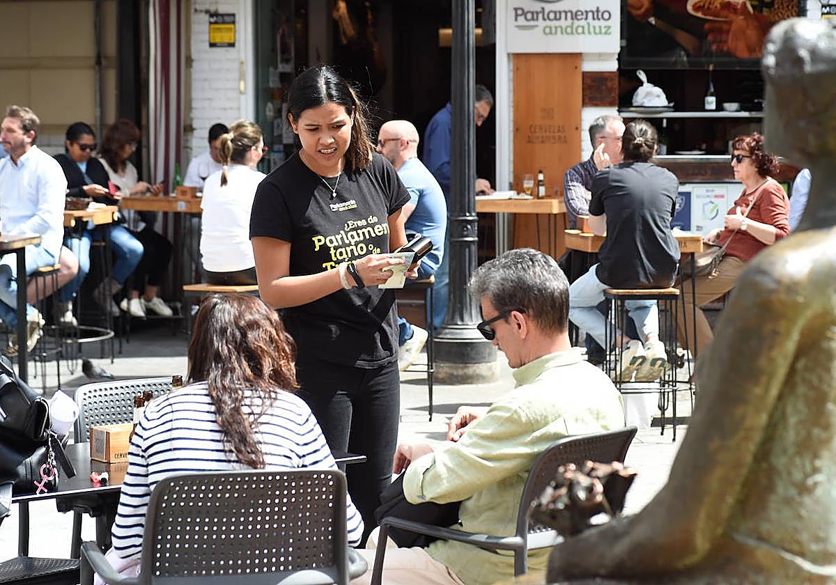 Una camarera atiende a unos clientes en un bar de Murcia, en una imagen de archivo.
