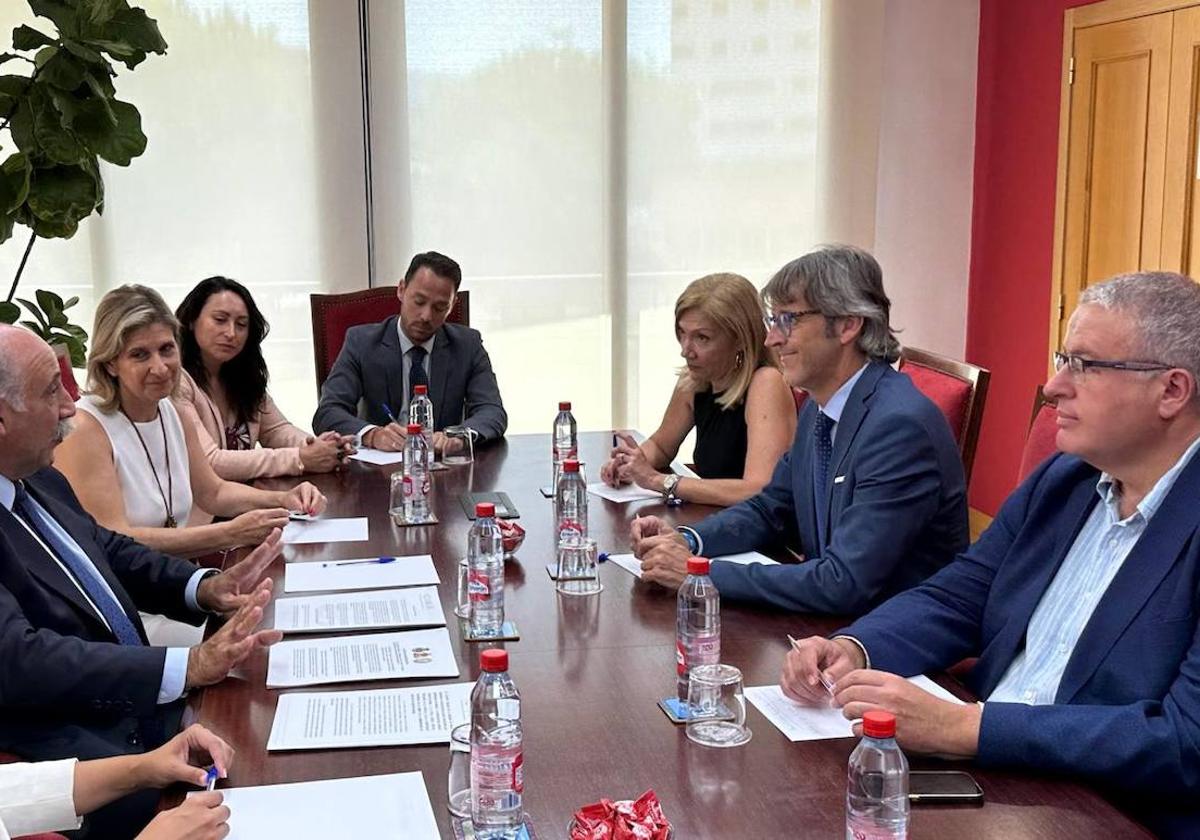 Un momento de la reunión mantenida este martes en el Colegio de Abogados de Murcia.