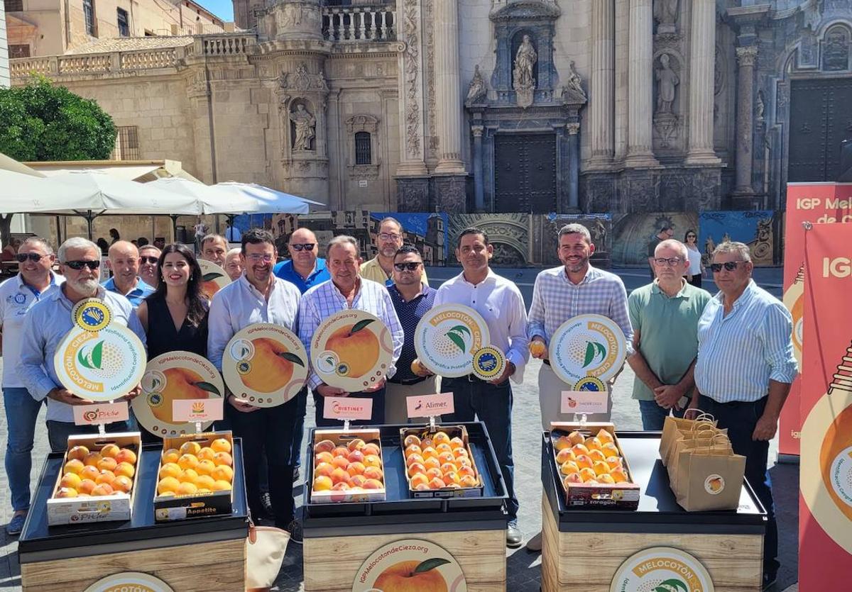 Un momento de la presentación de la campaña, este martes frente a la Catedral de Murcia.