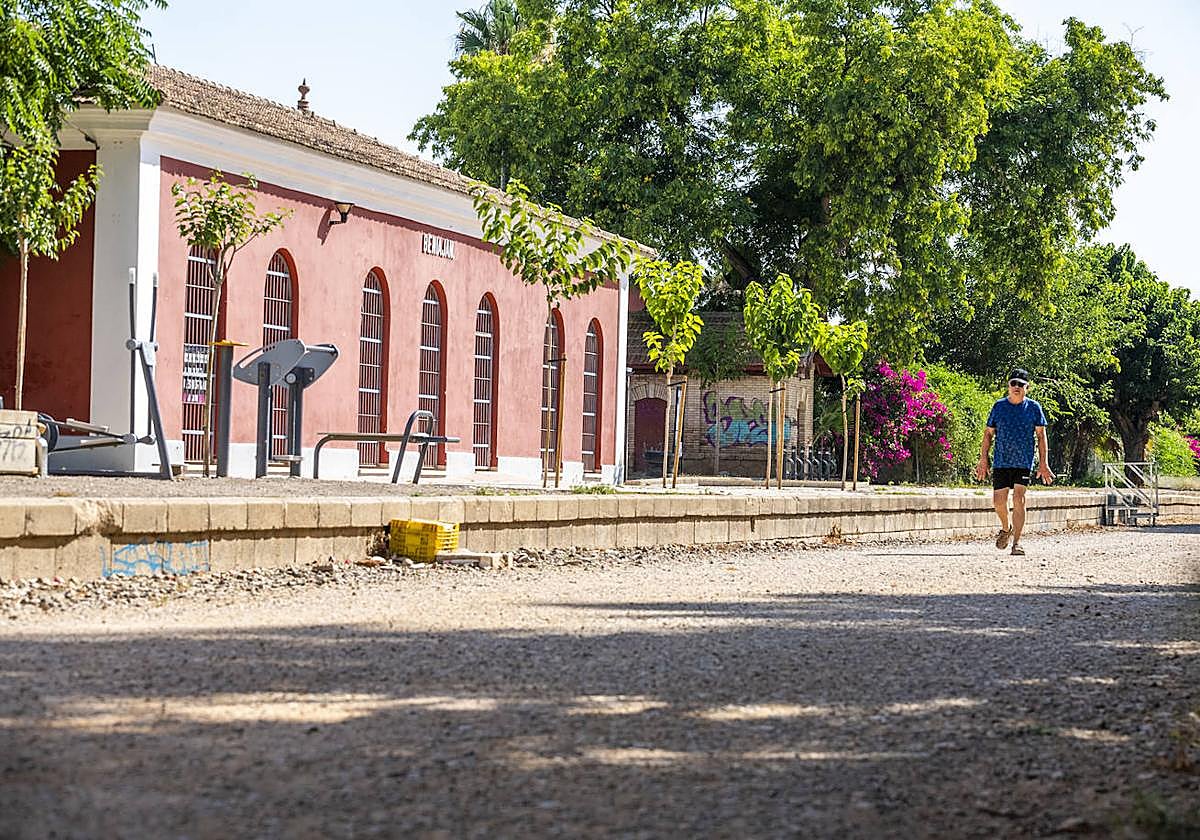 Antigua estación de Beniaján junto a un tramo de la Vía Verde que cruza la pedanía y el resto de las de la Costera Sur.
