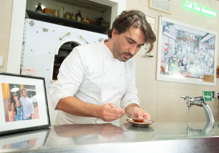 Imagen principal - Samuel Ruiz, aplicando una base de salsa romesco en una bandeja, junto a una foto con su novia (ya esposa). Abajo, la última creación de Samuel Ruiz, lomo embuchado de solomillo y el chef en el nuevo local que servirá para la 'mesa cero'.