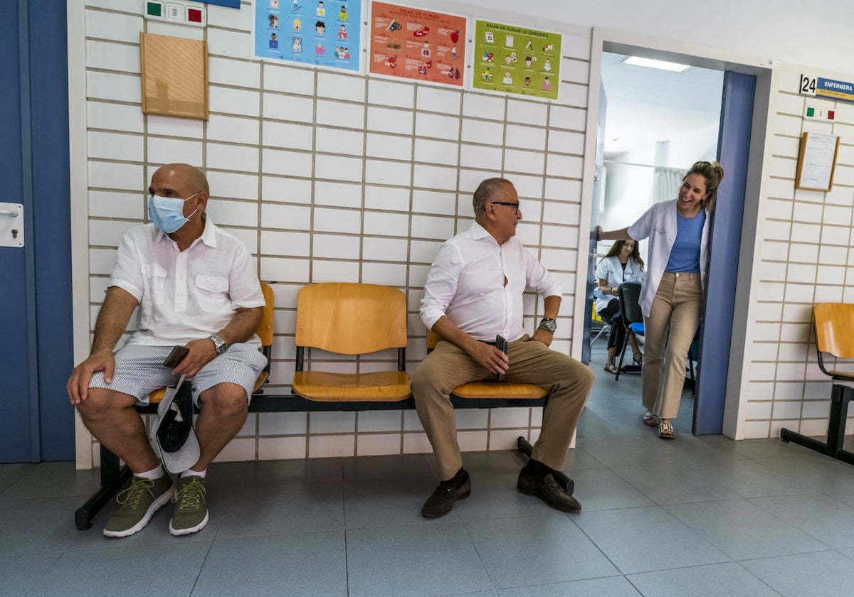 Una sanitaria saluda a un paciente en el centro de salud de El Carmen, en Murcia, este miércoles.