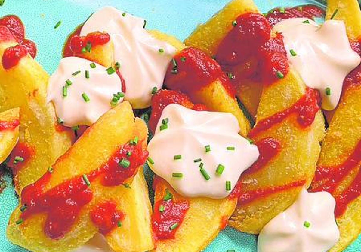 Patatas bravas dos salsas