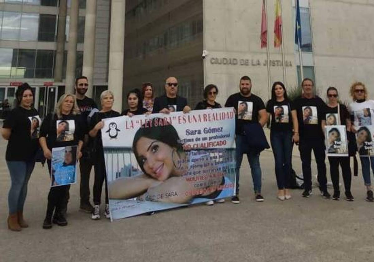 Protesta de la familia de Sara Gómez a las puertas de la Ciudad de la Justicia de Murcia, en una imagen de archivo.