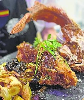 Imagen secundaria 2 - El restaurante cuenta con una terraza con vistas al mar. El pescado y el marisco son dos de sus productos estrella.