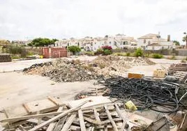 Parcela en la que se ubicará el nuevo colegio de la costa, en la calle Níspero.