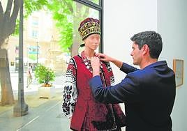 El traje de luto ucraniano luce en lavitrina del Museo Ramón Gaya.