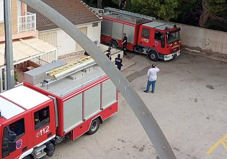 Momento en el que intervinieron los bomberos, sin éxito.