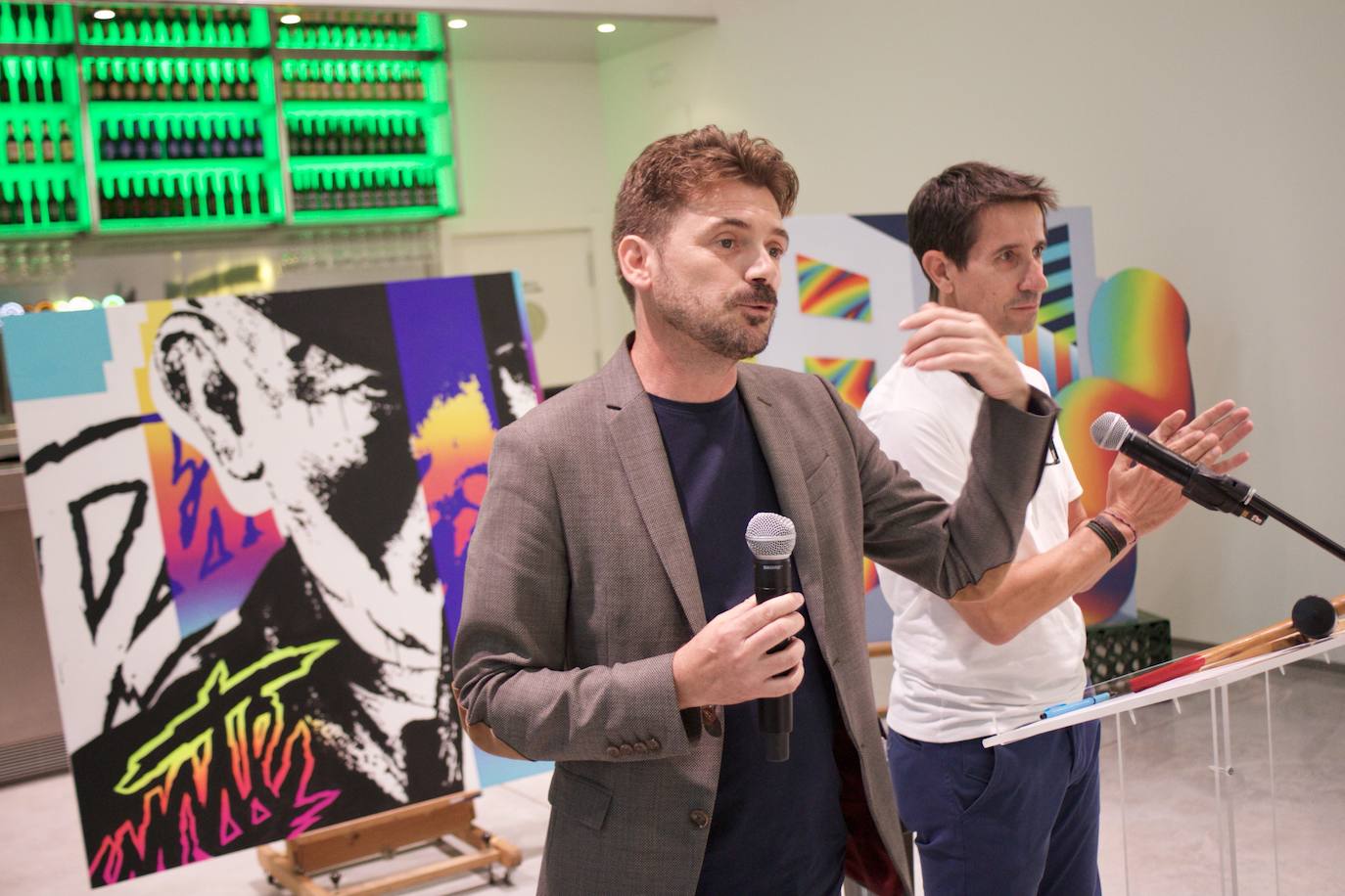 Subasta benéfica de arte, en imágenes