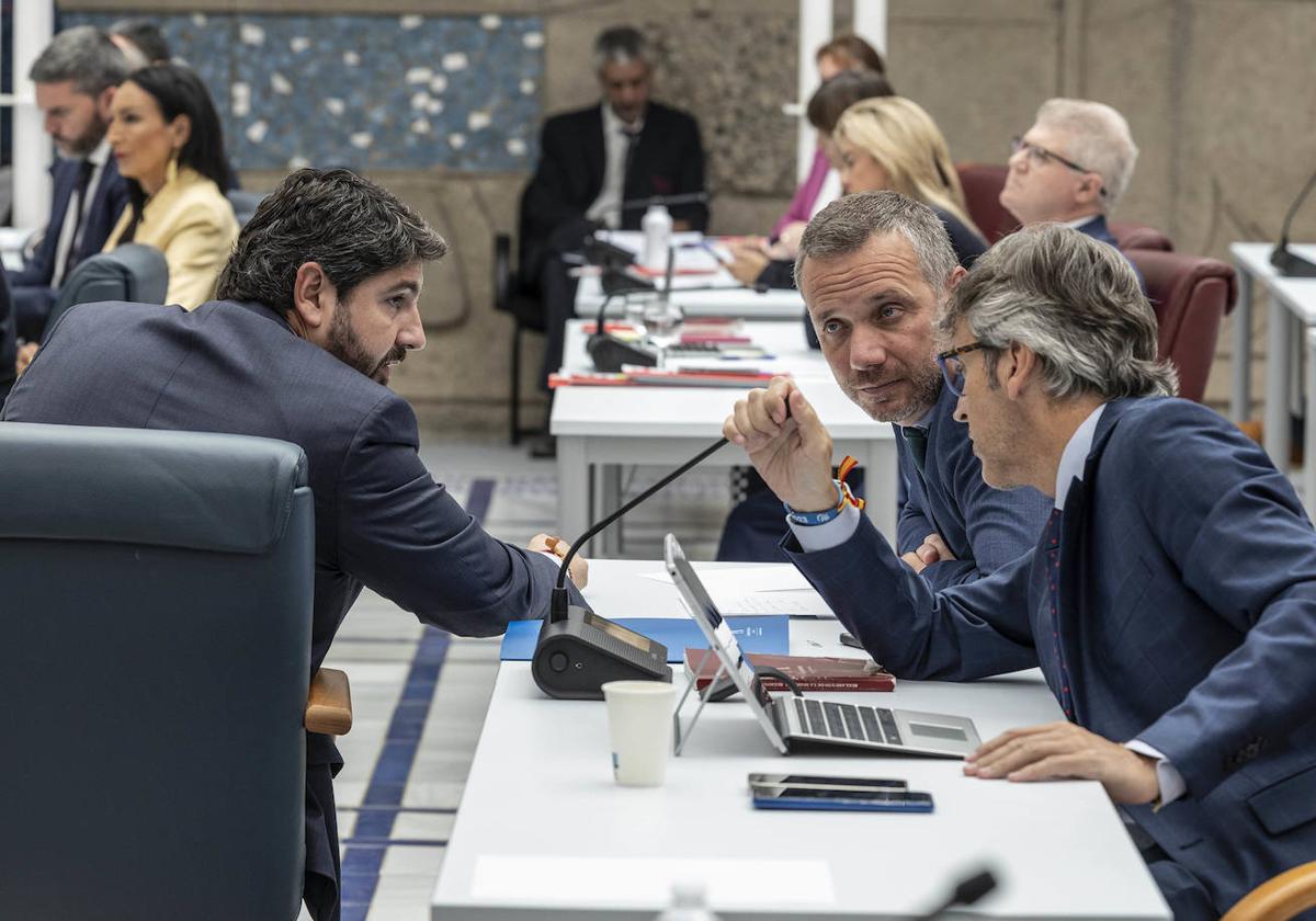 López Miras, junto a su equipo, en la Asamblea, este viernes durante la segunda sesión del debate de investidura.