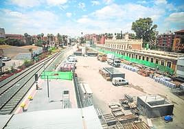 Vista del estado actual de las obras de soterramiento de las vías del tren, con la antigua estación del Carmen a la derecha.