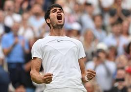 Carlos Alcaraz celebra la victoria ante Jarry en tercera ronda de Wimbledon.