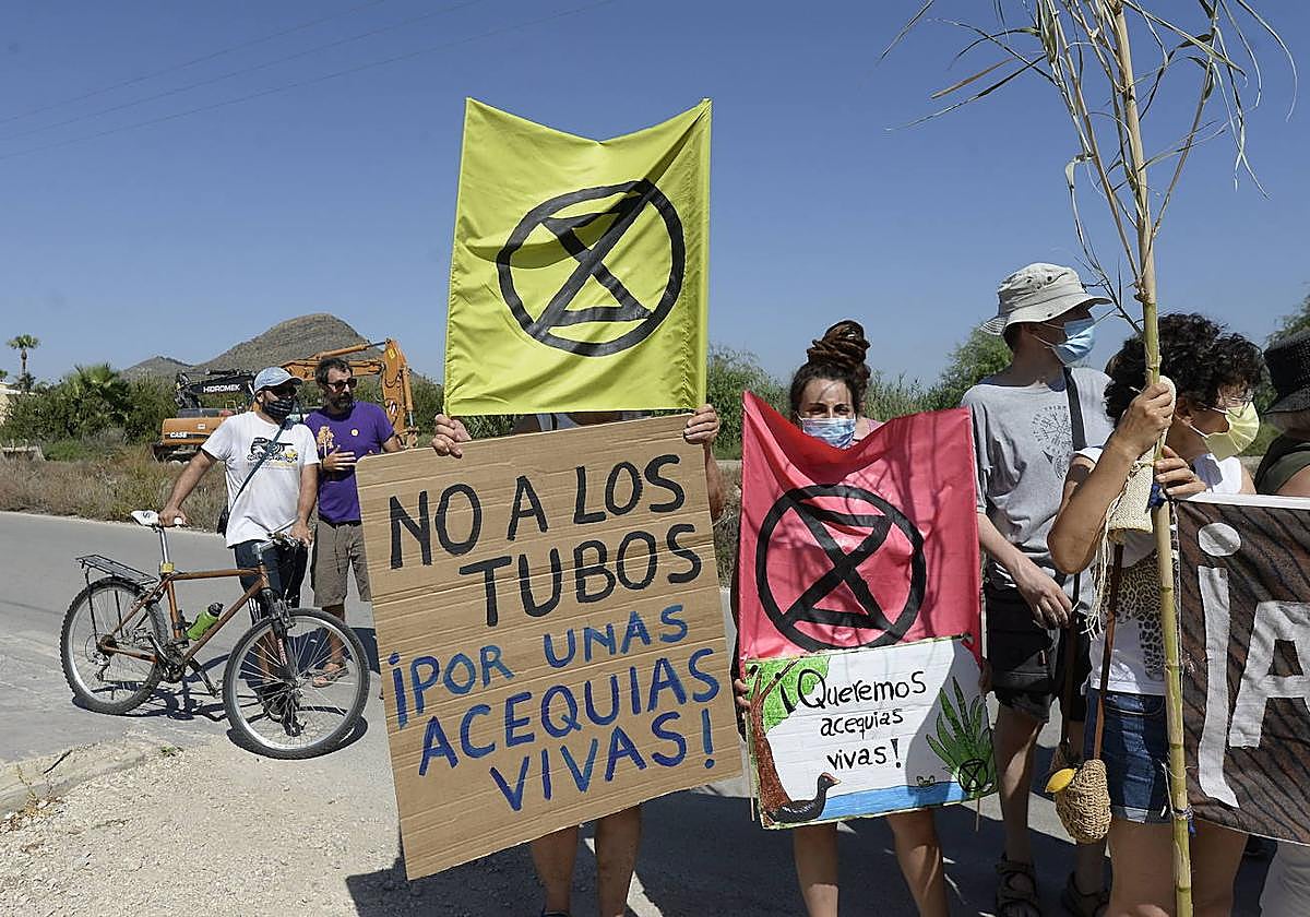 Protesta de Huermur contra el entubamiento de las acequias de Murcia, en julio de 2021.