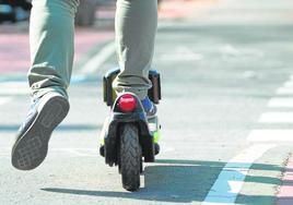 Un usuario de patinete eléctrico circula por la ciudad de Murcia, en una foto de archivo.