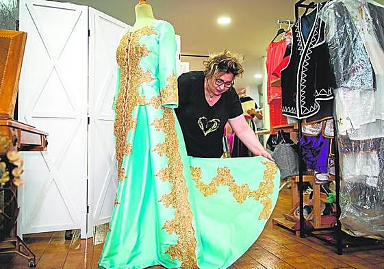 Estela Navarro observa el vestido con el que desfiló la última Armengola durante la entrada mora.