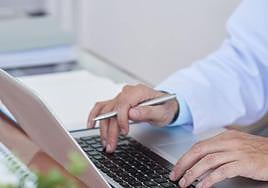 Un hombre utiliza un ordenador portátil