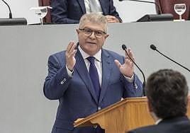 El líder de los socialistas murcianos, José Vélez, este lunes, en la Asamblea Regional.