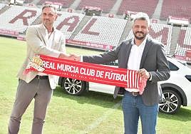 Javier Recio y Gustavo Munúa, este lunes, sobre el césped del Enrique Roca.