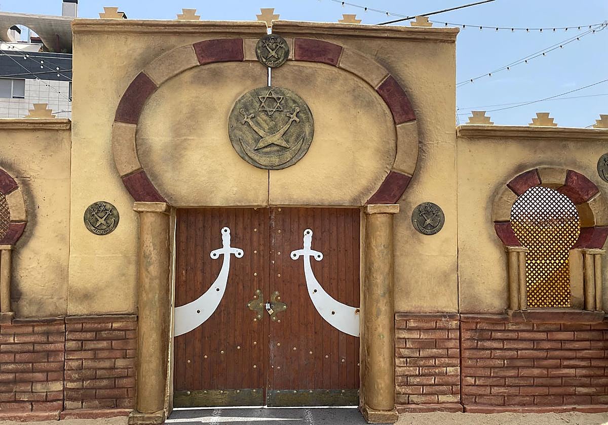 Acceso a la kábila de los Moros Realistas, junto al parque Severo Ochoa de Orihuela.