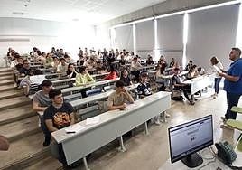 Alumnos esperan el inicio del examen de Lengua y Literatura, el primero de la Ebau, en el Campus de Espinardo.
