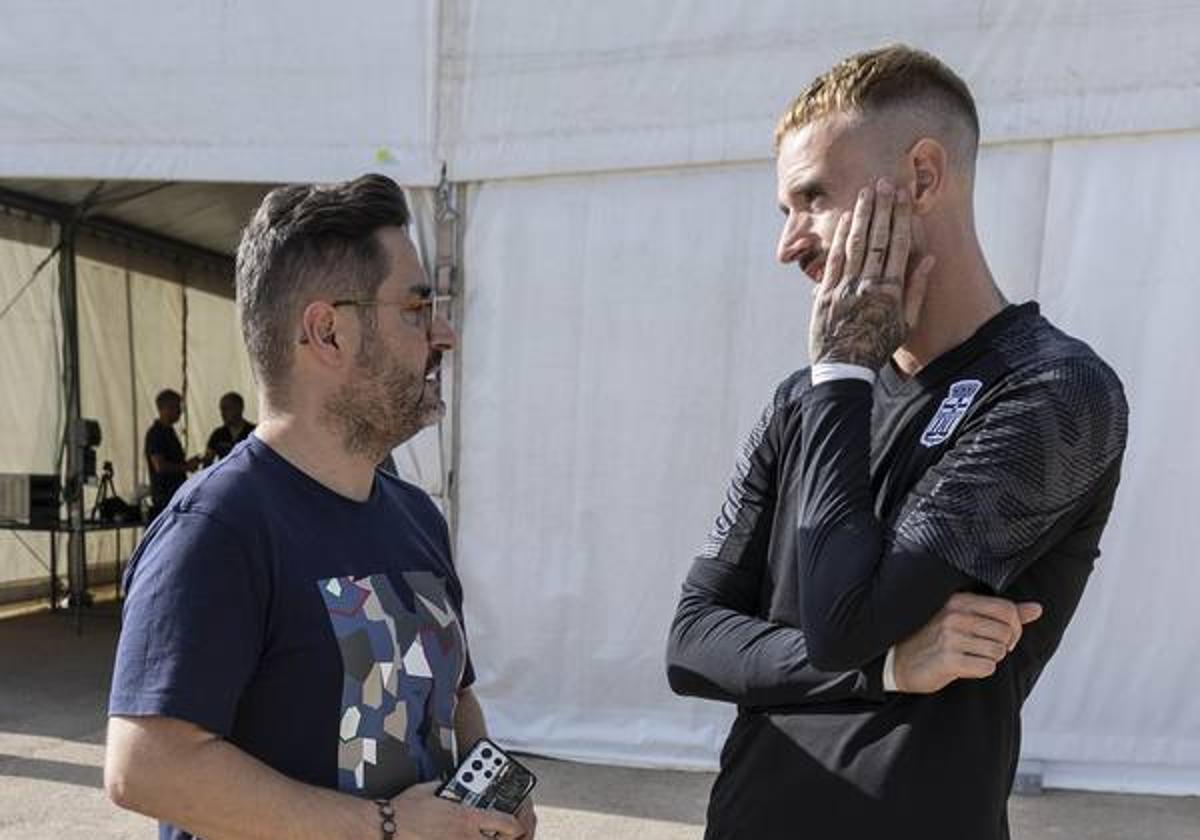 Paco Belmonte y Aarón Escandell conversan antes del entrenamiento del pasado viernes.