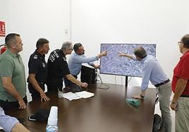 Gil (d) y Pérez-Chuecos señalan las zonas donde se concentra la producción de sandía en la reunión mantenida con la Policía Local en Coag.