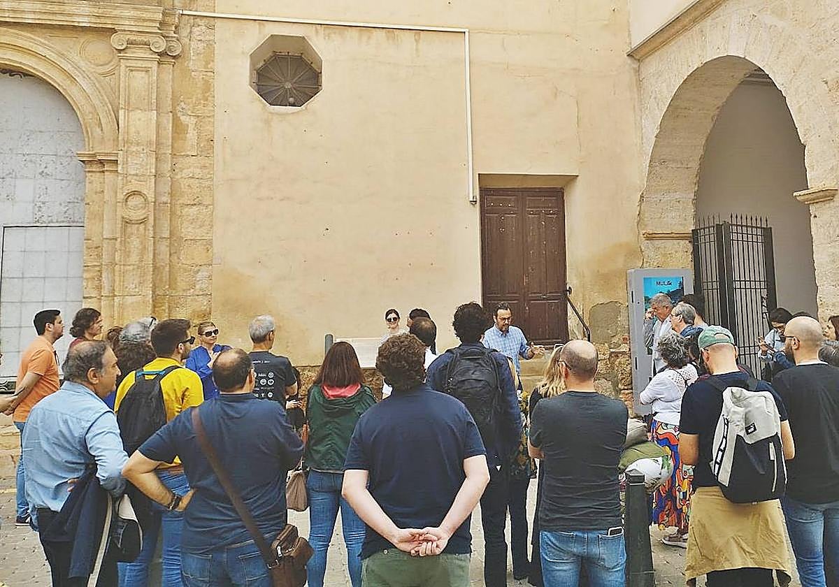 Varias personas asisten a una de las visitas guiadas.