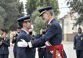 El Rey junto a uno de los nuevos tenientes.