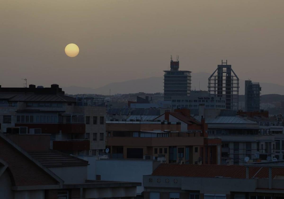 La ciudad de Murcia, cubierta por una masa de aire africano, este martes.