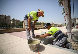 Nicolás (i) y Juan trabajan en las obras del plan de movilidad, frente al Hospital Reina Sofía de Murcia.