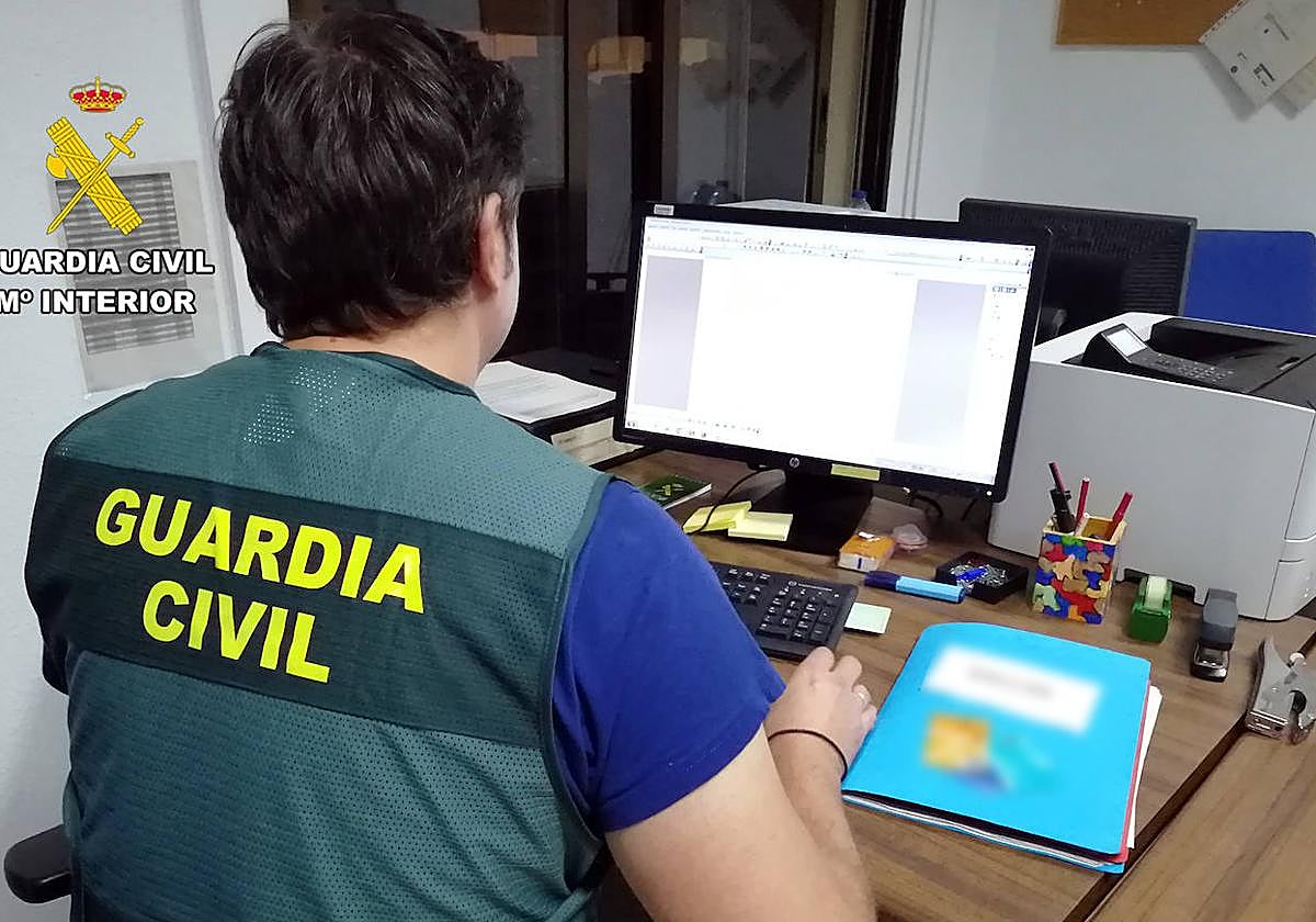 Un agente de la Guardia Civil con el ordenador.