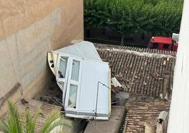 El techo de una vivienda resultó dañado al caerle una estructura mélica.