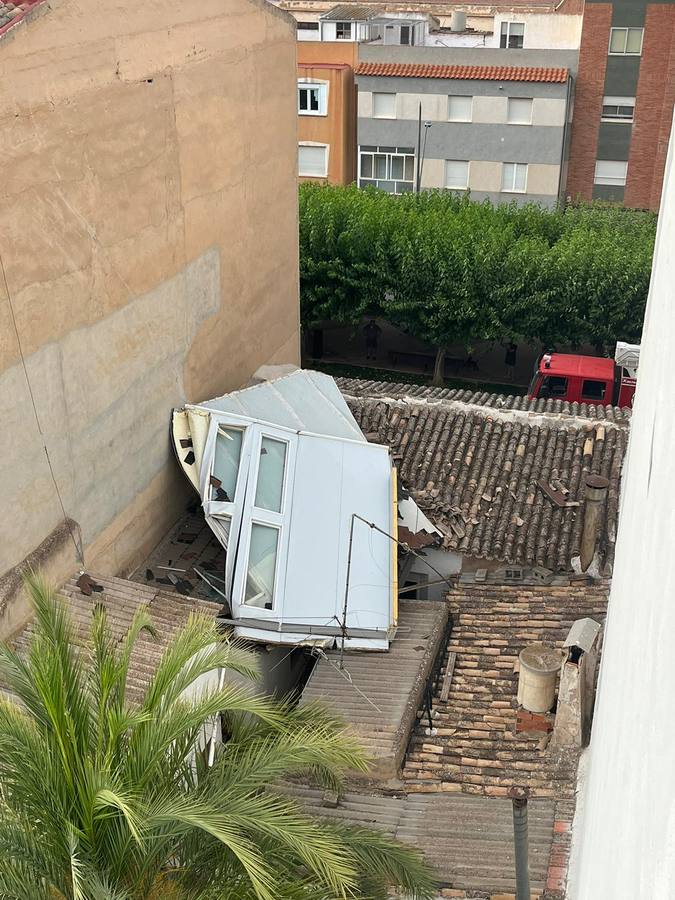 El techo de una vivienda resultó dañado al caerle una estructura mélica.