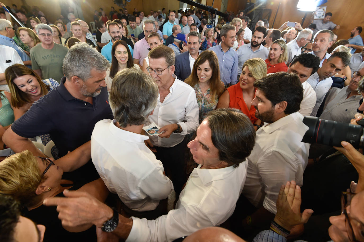 Feijóo lleva su campaña electoral a Murcia, arropado por Aznar y López Miras