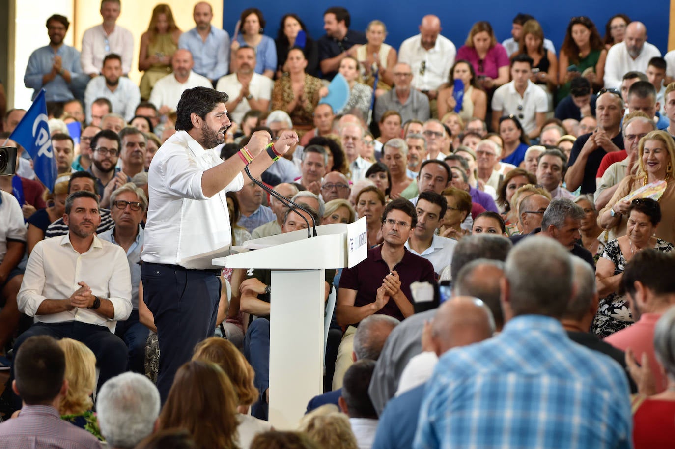 Feijóo lleva su campaña electoral a Murcia, arropado por Aznar y López Miras