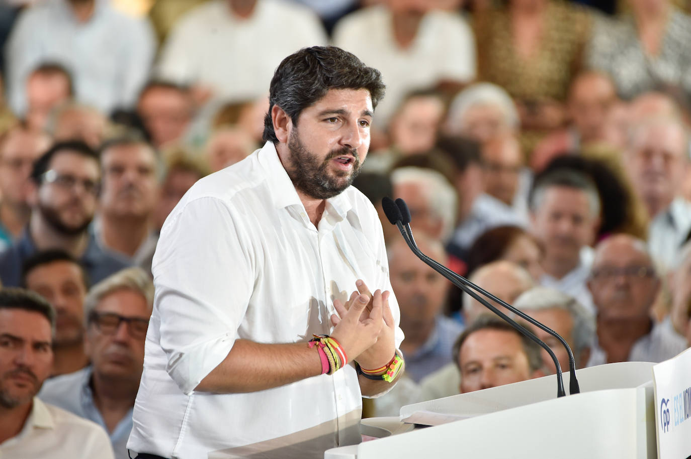 Feijóo lleva su campaña electoral a Murcia, arropado por Aznar y López Miras