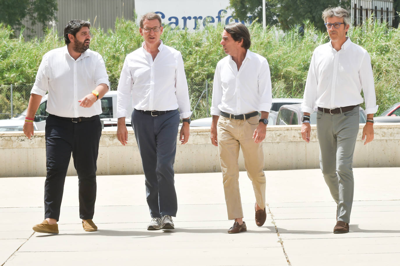 Feijóo lleva su campaña electoral a Murcia, arropado por Aznar y López Miras