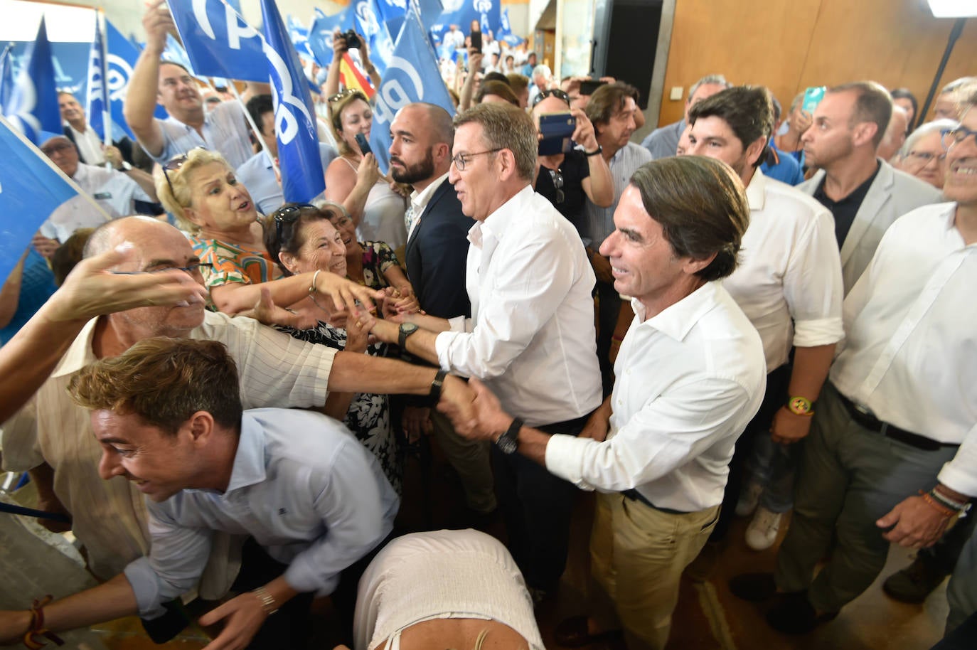 Feijóo lleva su campaña electoral a Murcia, arropado por Aznar y López Miras