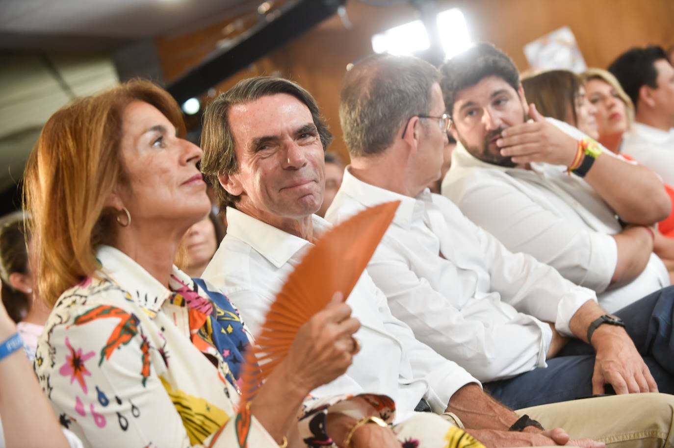 Feijóo lleva su campaña electoral a Murcia, arropado por Aznar y López Miras