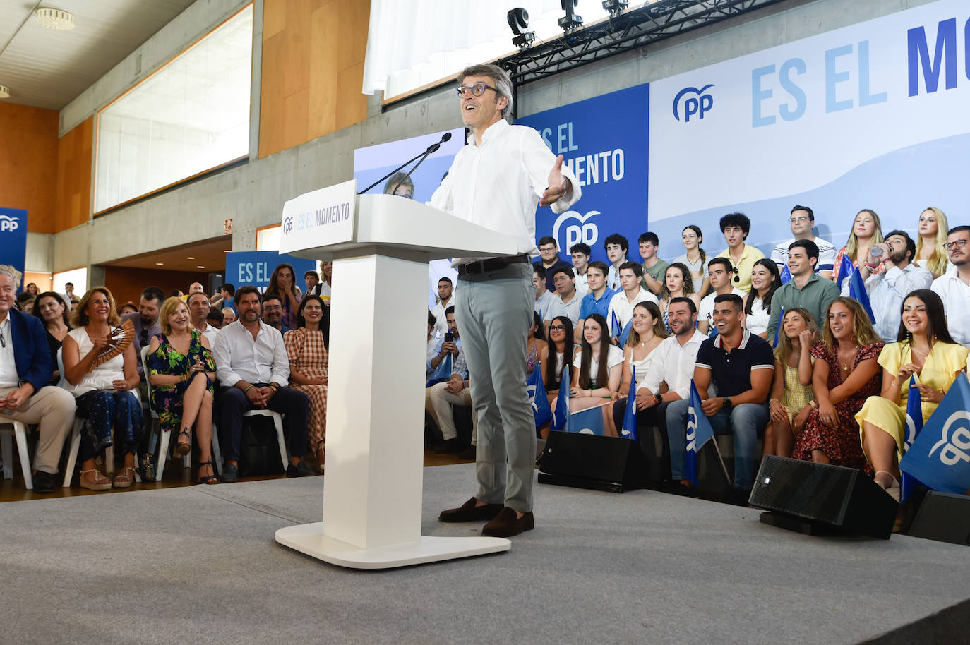 Feijóo lleva su campaña electoral a Murcia, arropado por Aznar y López Miras