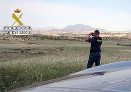 Un agente durante la investigación.